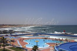 Image du Maroc Professionnelle de  Le Kon-Tiki piscines publiques sur la corniche de Aïn Diab à Casablanca. Casablancais et visiteurs se dirigent vers la corniche quand la météo est favorable à la baignade. A une époque pas si lointaine plusieurs piscine’s fleurissent sur  cette corniche  toutes, plus sportives, plus élitistes les unes que les autres. Elles étaient même plus nombreuses qu’aujourd’hui certaines ont disparu comme les sables d’or, la piscine municipale Georges Orthlieb etc… Dimanche 7 Juin 2009. (Photo / Abdeljalil Bounhar)

 